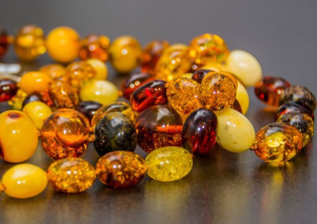 naszyjnik z bursztynem